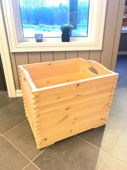 Arkitektens vedkasse ubehandlet furu med kvist - Jølster Bygg og Interiør AS