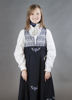 Maxemilia festdrakt