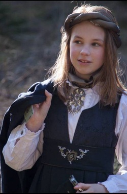 Maxemilia festdrakt